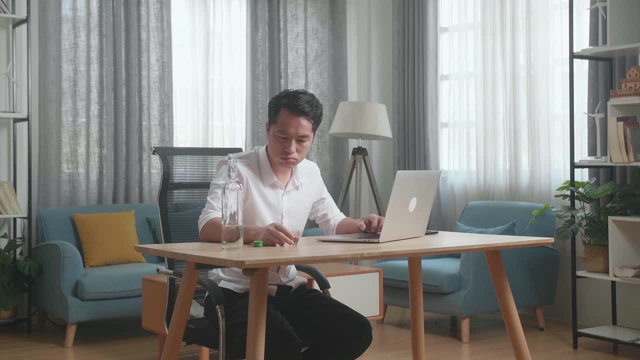 집에서 일하는 남자, 기침, 그리고 기분이 나다