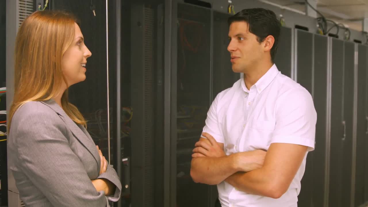 técnicos hablando en la sala del servidor