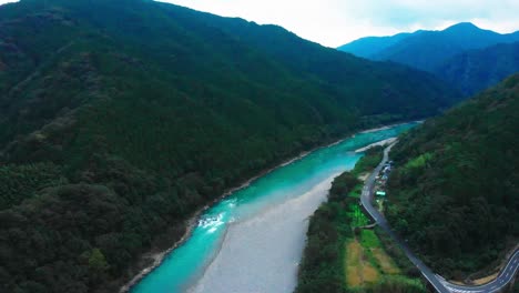 Kleines-Dorf-In-Japan-An-Einem-Wunderschönen-Fluss