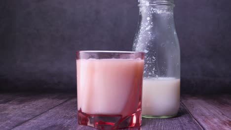 leche en vaso y botella