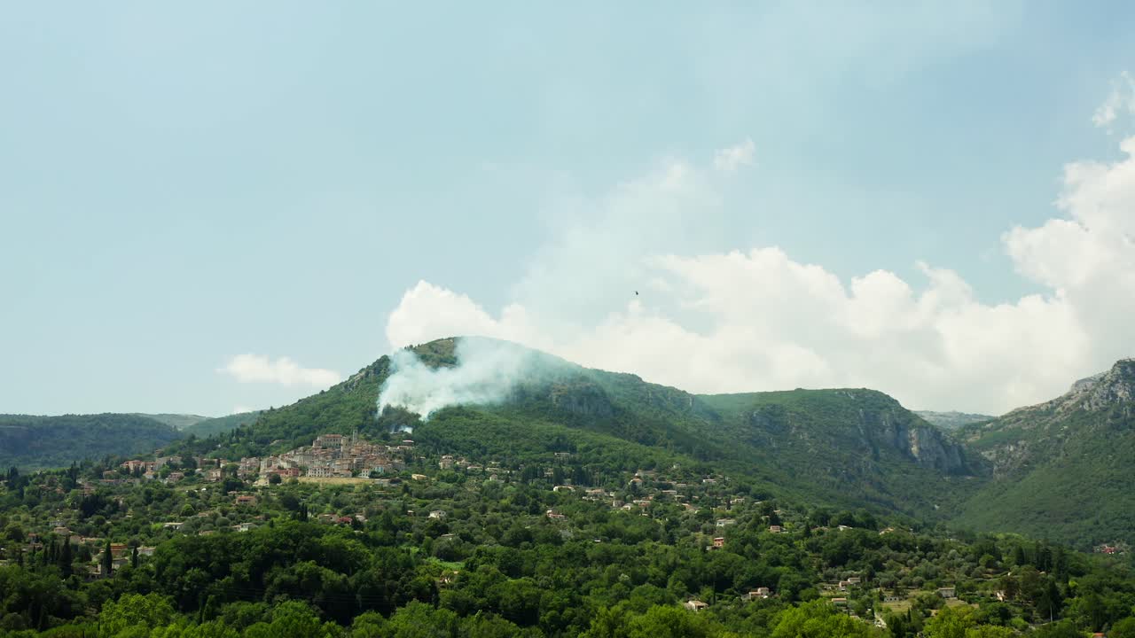 헬리콥터가 산불에 물을 떨어뜨립니다.