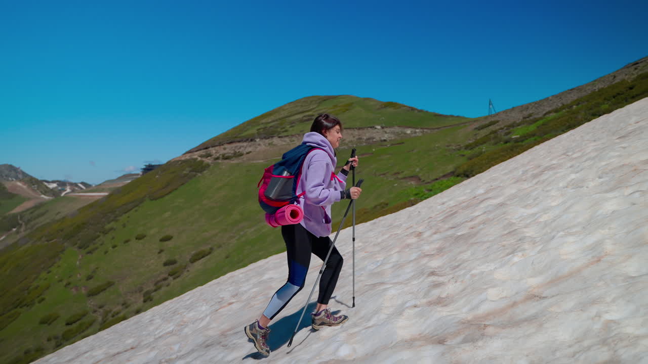 mujer haciendo senderismo en las montañas