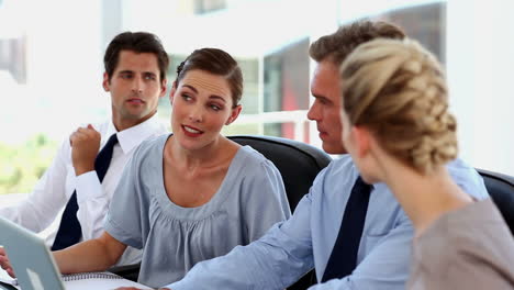 Equipo-De-Negocios-Hablando-Entre-Sí