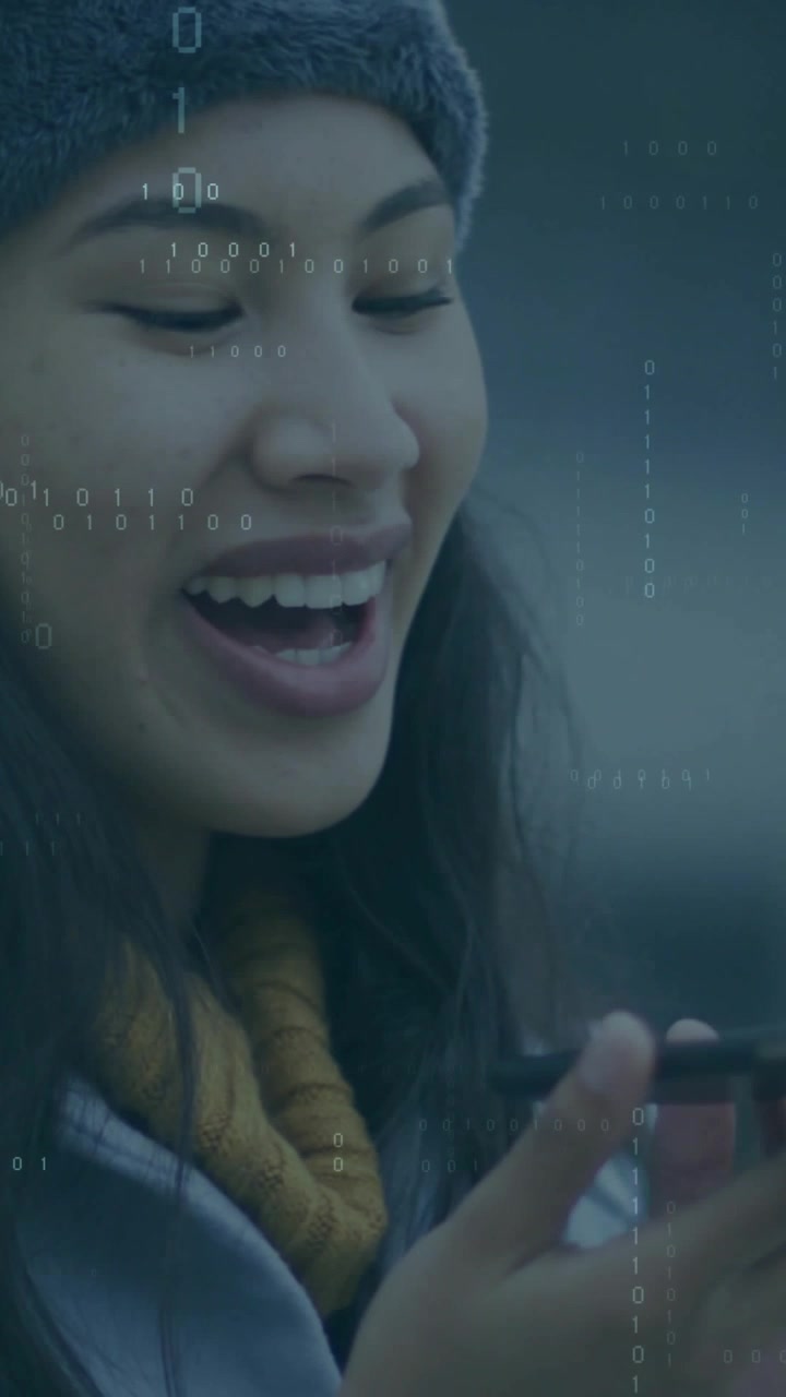 Video verticale: Donna che reagisce, ride, tocca il telefono su un messaggio, codice binario tecnologico sul telefono