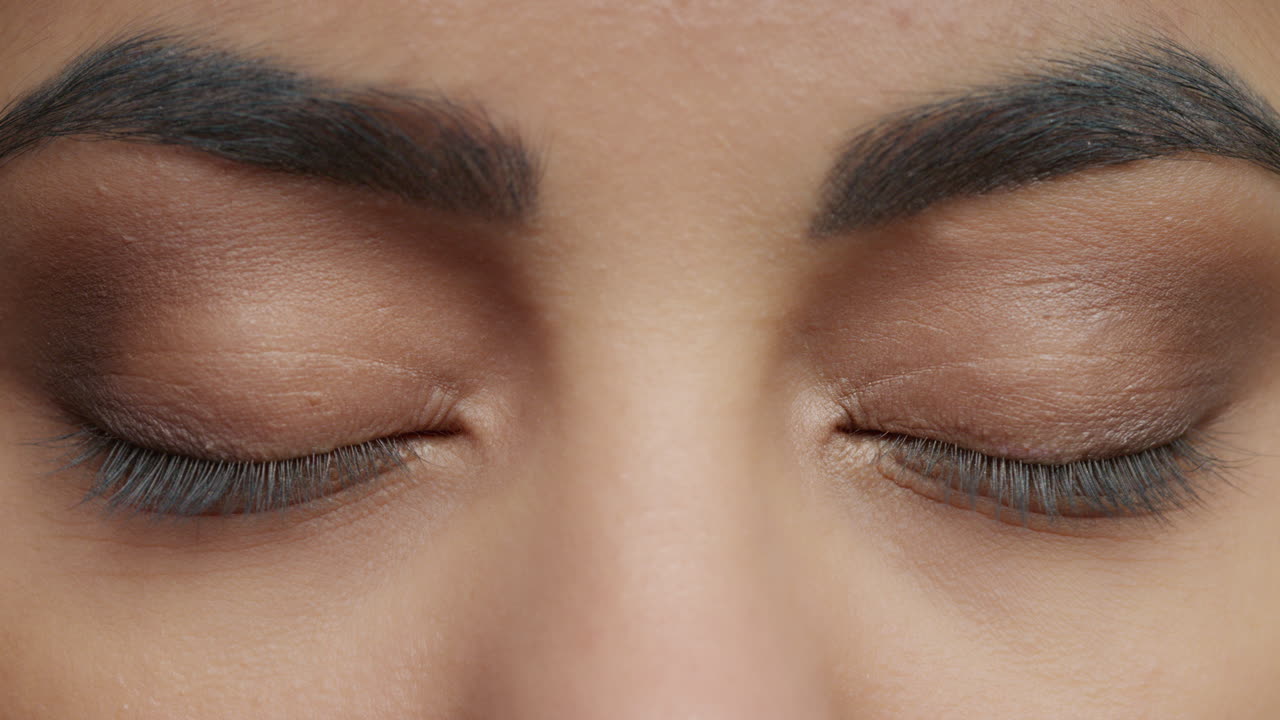 cerca hermosos ojos azules abriéndose mujerb usando maquillaje sombra de ojos cosméticos concepto de belleza macro