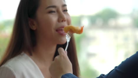 Happy-romantic-couple-eating-lunch-at-restaurant