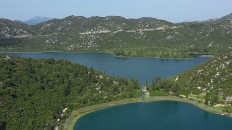 Vista-Panorámica-De-Los-Lagos-Bacina-En-Dalmacia,-Croacia-En-Un-Clima-Brillante---Antena