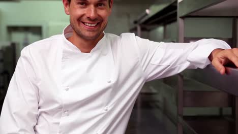 chef feliz sentado en el mostrador