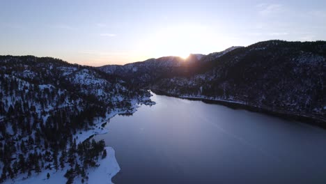 Wintersonnenuntergang-Am-Big-Bear-Lake-In-Kalifornien-In-4k