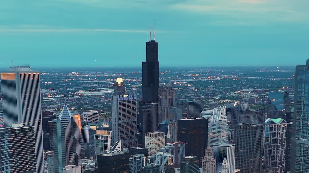 Skyline di Chicago con Willis Tower al tramonto