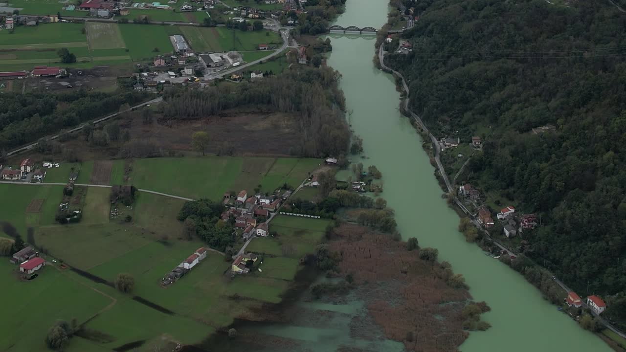 Vista aerea di un fiume verde e una valle rigogliosa nelle Alpi italiane
