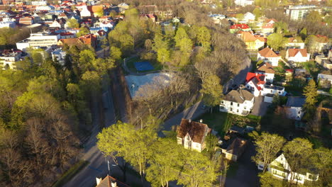 Barrio-Residencial-Con-Calles-Arboladas-Y-Parque.