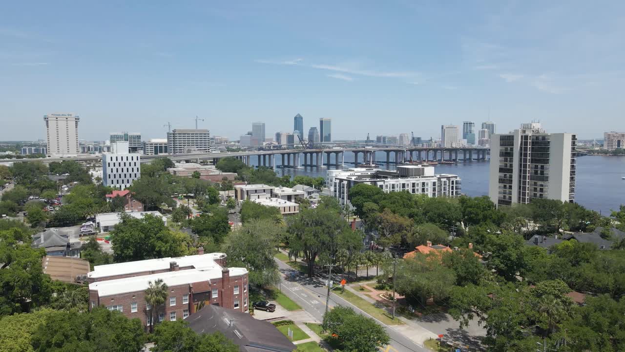 화창한 날 플로리다 주 잭슨빌의 강변