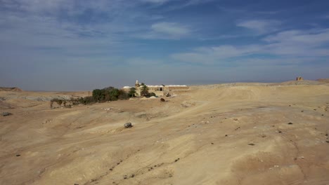 sobrevuelo de la tumba de nabi musa, desierto de cisjordania, toma aérea