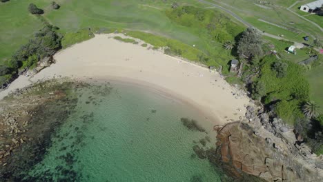 Pequeña-Playa-Apartada-De-La-Bahía-En-Nueva-Gales-Del-Sur-Con-Arena-Prístina-Y-Aguas-Cristalinas