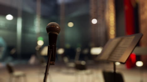 un micrófono en un soporte en una sala de conciertos