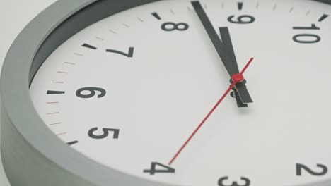 el reloj gris con flechas negras muestra el movimiento la velocidad del tiempo desde las 8.00 a las 9.00 a.m., cómo el tiempo vuela concepto.