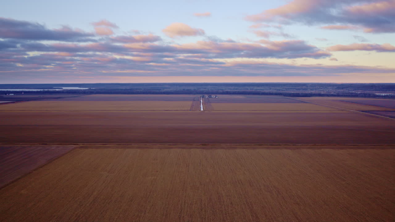 Droneskud over ubrudt landbrugsland i Illinois