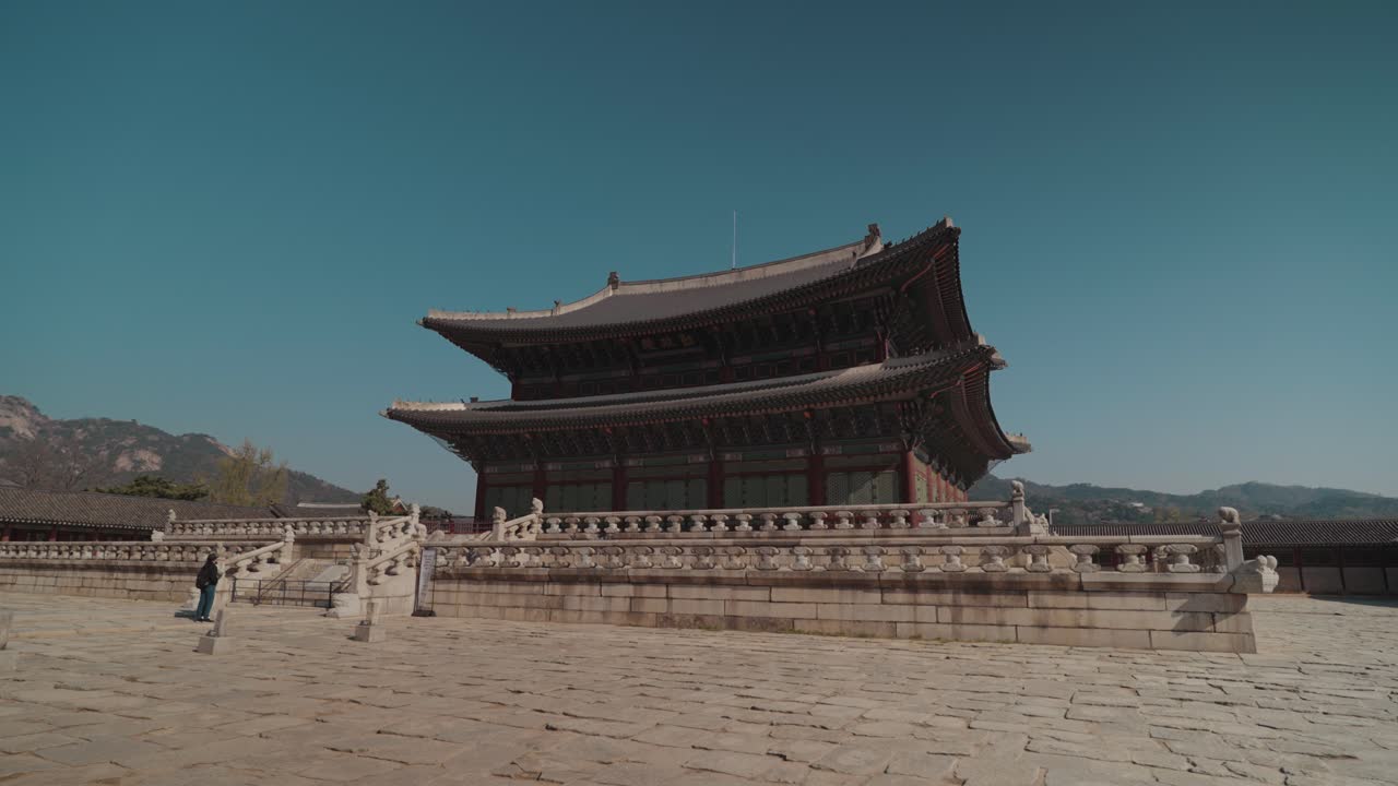 Palazzo Gyeongbokgung a Seul con turisti che passeggiano nel cortile