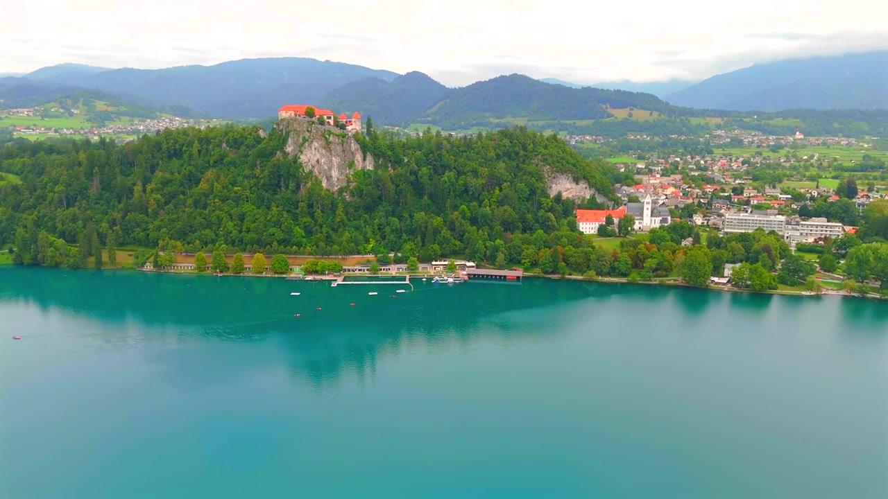 Splendide riprese con drone del Lago di Bled, Slovenia, che mostrano l'iconica isola, il castello e i paesaggi lussureggianti. Vivi viste aeree mozzafiato del lago cristallino e delle montagne circostanti.