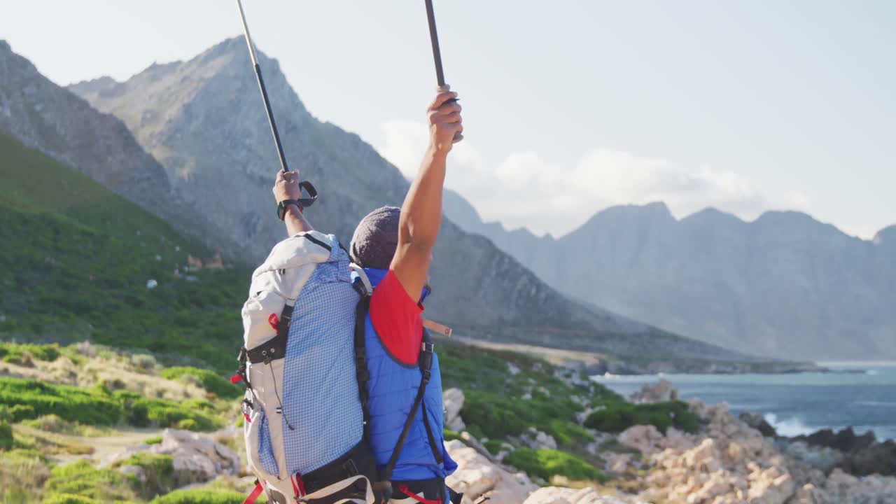 hombre de raza mixta deportivo con pierna protésica levantando los brazos