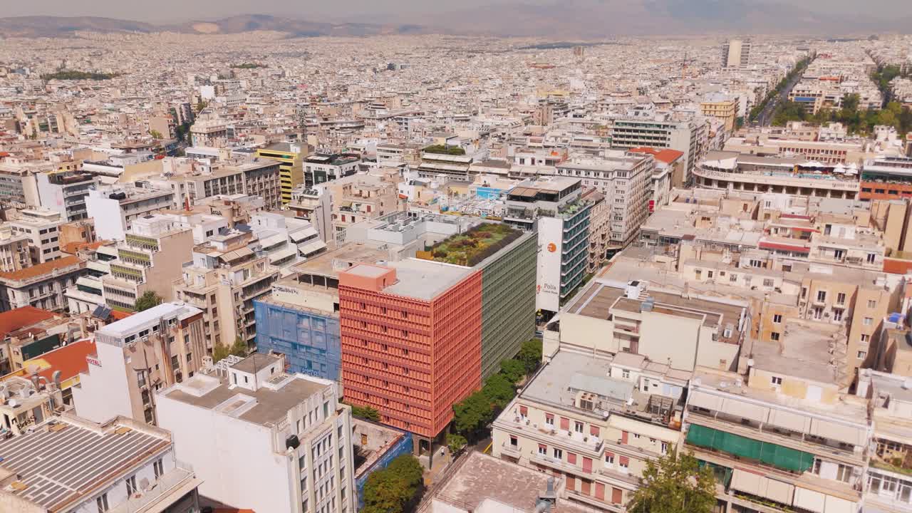 Vista drone di un giardino pensile in un contesto urbano di Atene, vibrante e urbano
