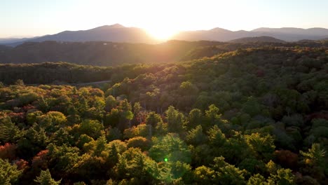 Sunrsie-Sunflare-Antenne-Bei-Baumwipfeln,-Die-Felsen-Nc-Durchbrennen