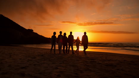 Sonnenuntergang,-Spaziergang-Und-Silhouette-Von-Menschen