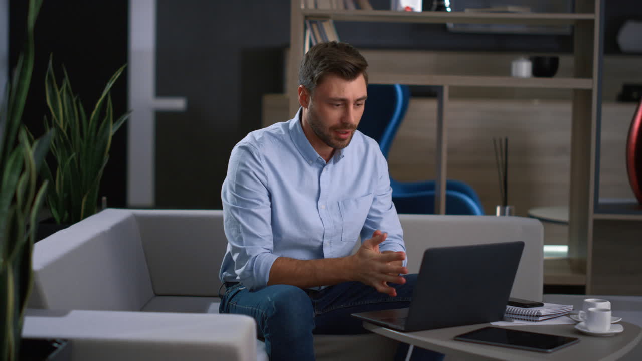 videoconferencia de llamadas ejecutivas profesionales en la computadora portátil de la oficina.