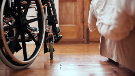 médico, enfermera y paciente con las piernas en silla de ruedas