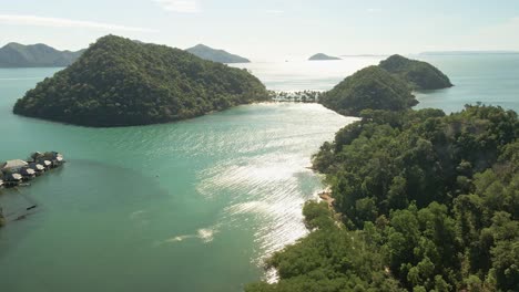 Imágenes-De-Drones-De-4k,-Carro-Lento-Hacia-Adelante,-Gran-Angular-De-Hermosas-Islas-Tropicales-Con-Playa-De-Arena-Blanca-Y-Barra-De-Arena-En-Tailandia