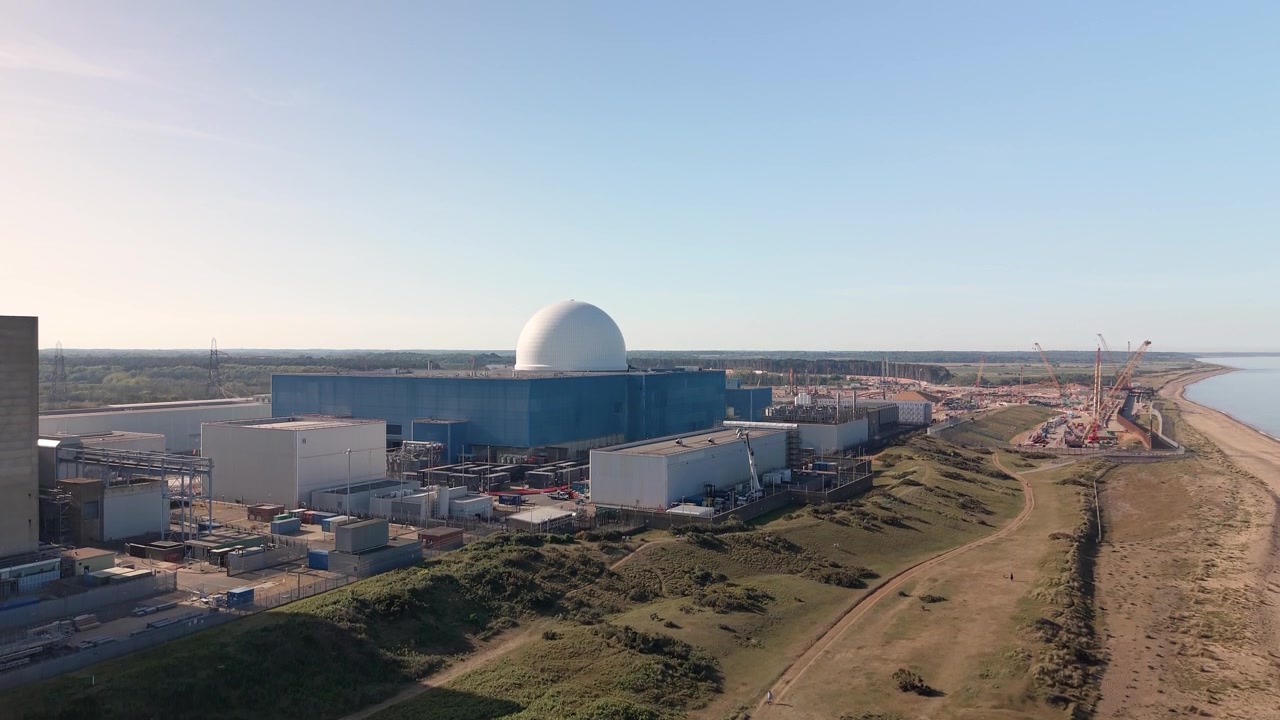 Inclinazione verso l'alto aerea con drone del complesso della centrale nucleare di Sizewell B nel Suffolk, Inghilterra. Veduta d'insieme, Regno Unito