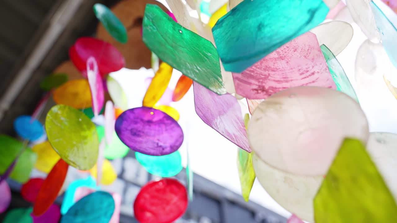 las coloridas campanas de viento de las conchas