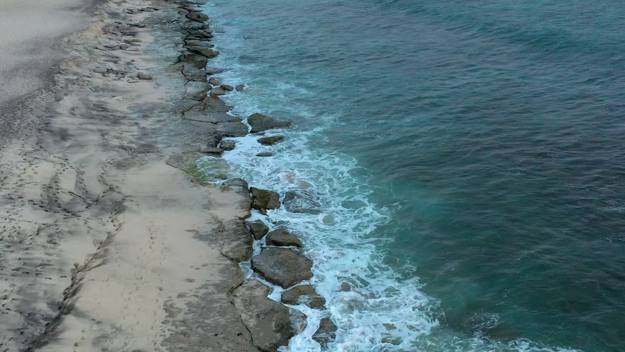 Onde che si infrangono sulle rocce sulla riva di una spiaggia a Capo Verde - Ripresa con drone.