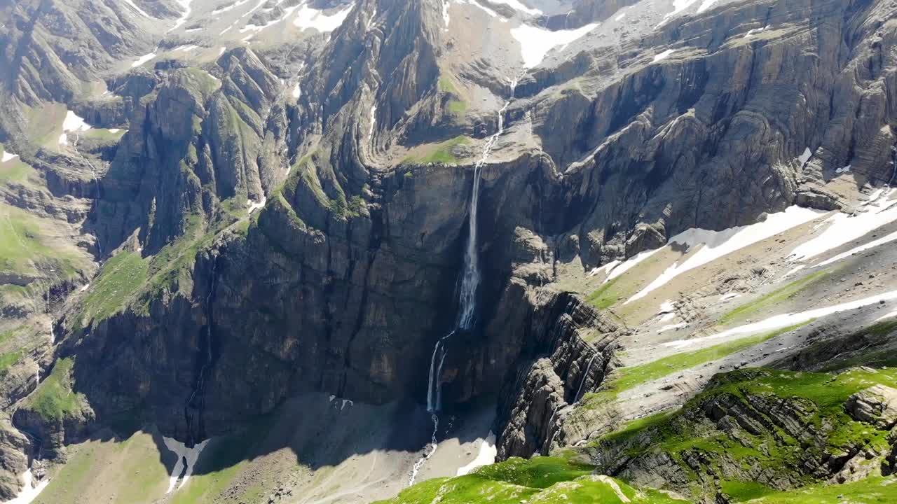 vuelo lento de drones hacia una cascada - ordesa gavarnie fall france