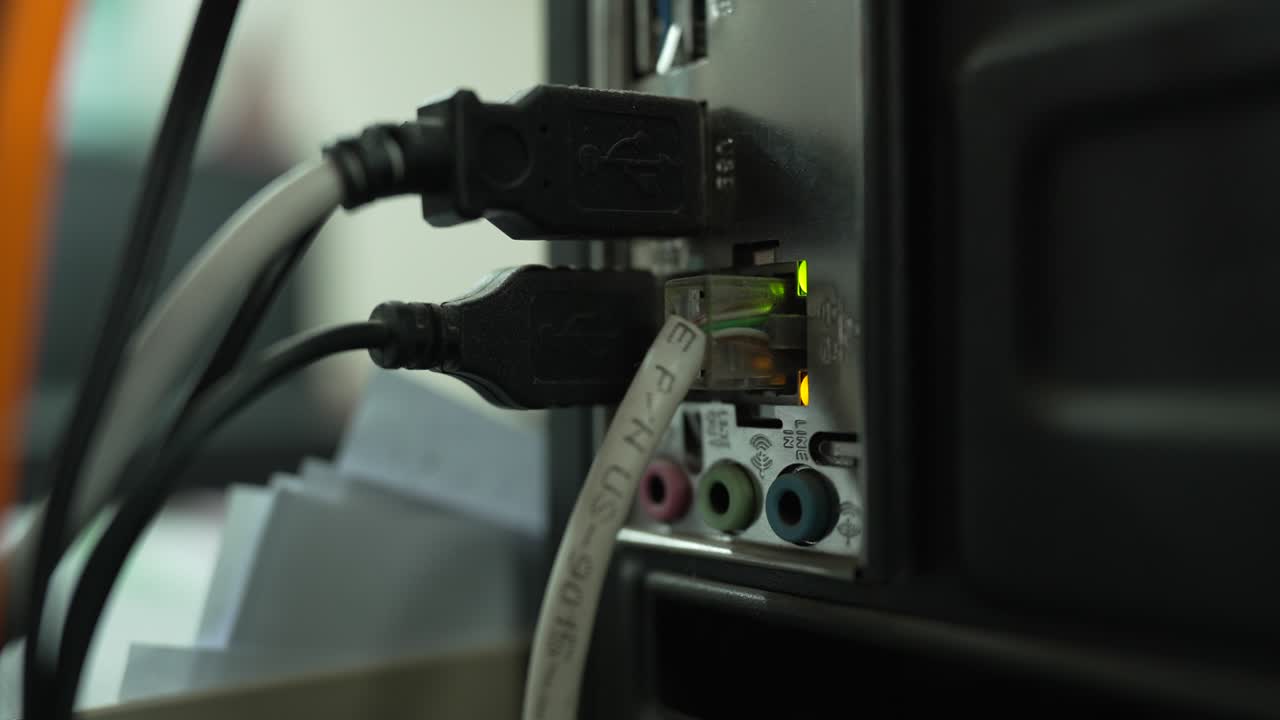 luz interconectada parpadeante en la parte trasera de la computadora