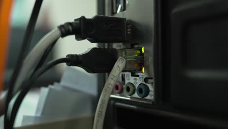 luz interconectada parpadeante en la parte trasera de la computadora