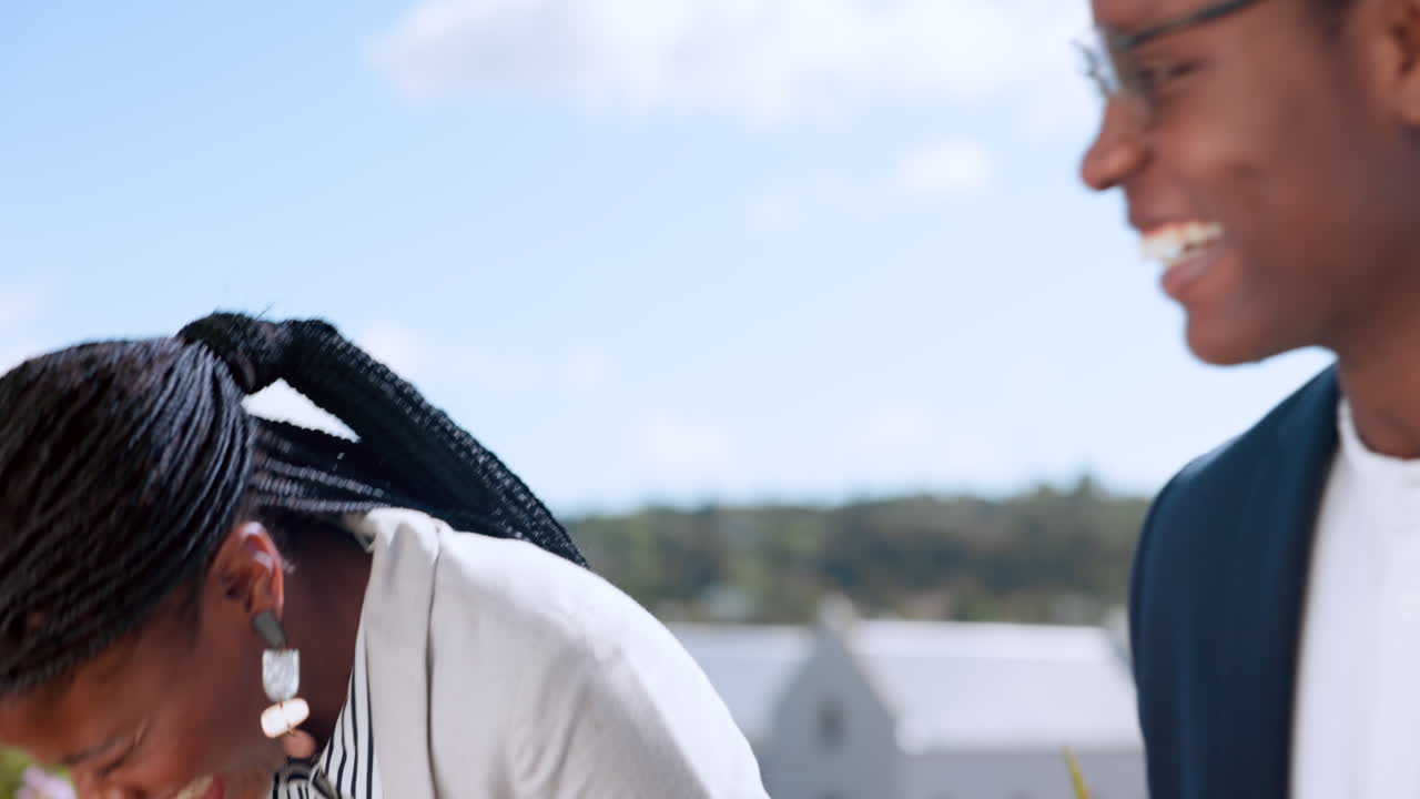 amigos, pareja negra y conversación