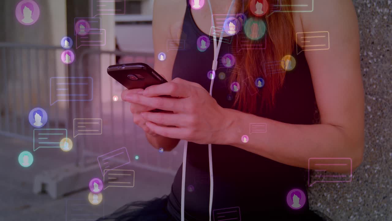 animación de iconos de redes sociales con burbujas de habla sobre una mujer caucásica que usa un teléfono inteligente