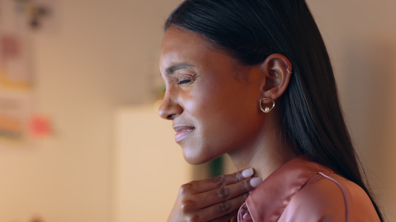 tosse, doente e insalubre mulher negra tocando
