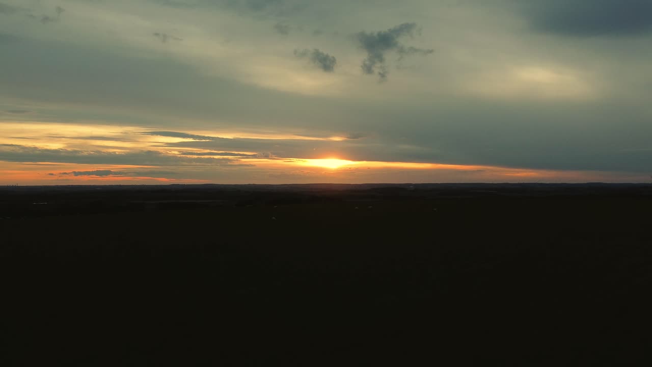 drone disparado sobre un campo con el atardecer