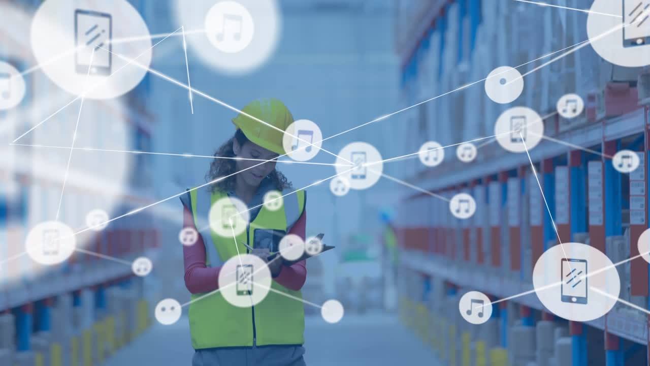 анимация сети соединений с иконами над женщиной, пишущей на бумаге на складе