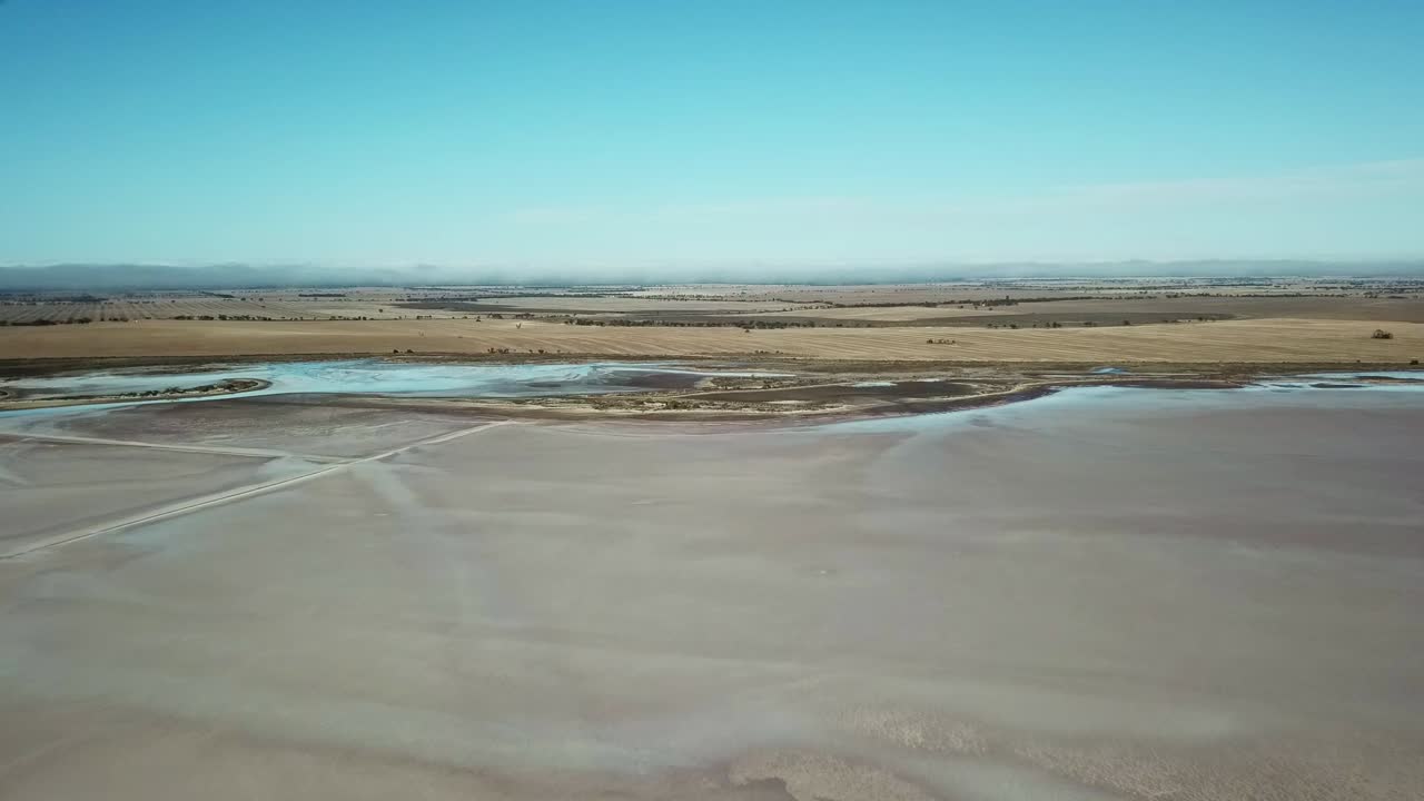 drone vuela sobre las salinas del lago tyrell con vistas a las tierras de cultivo circundantes, en el noroeste de victoria, mayo de 2021