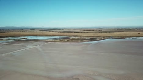 Drone-Vuela-Sobre-Las-Salinas-Del-Lago-Tyrell-Con-Vistas-A-Las-Tierras-De-Cultivo-Circundantes,-En-El-Noroeste-De-Victoria,-Mayo-De-2021