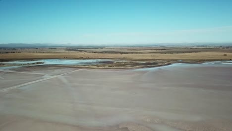 drone vuela sobre las salinas del lago tyrell con vistas a las tierras de cultivo circundantes, en el noroeste de victoria, mayo de 2021