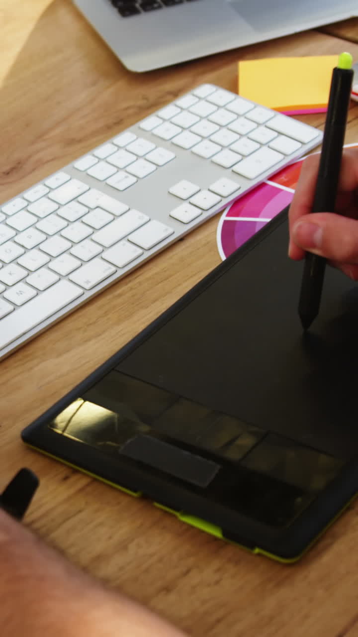 diseñador gráfico que utiliza una tableta gráfica