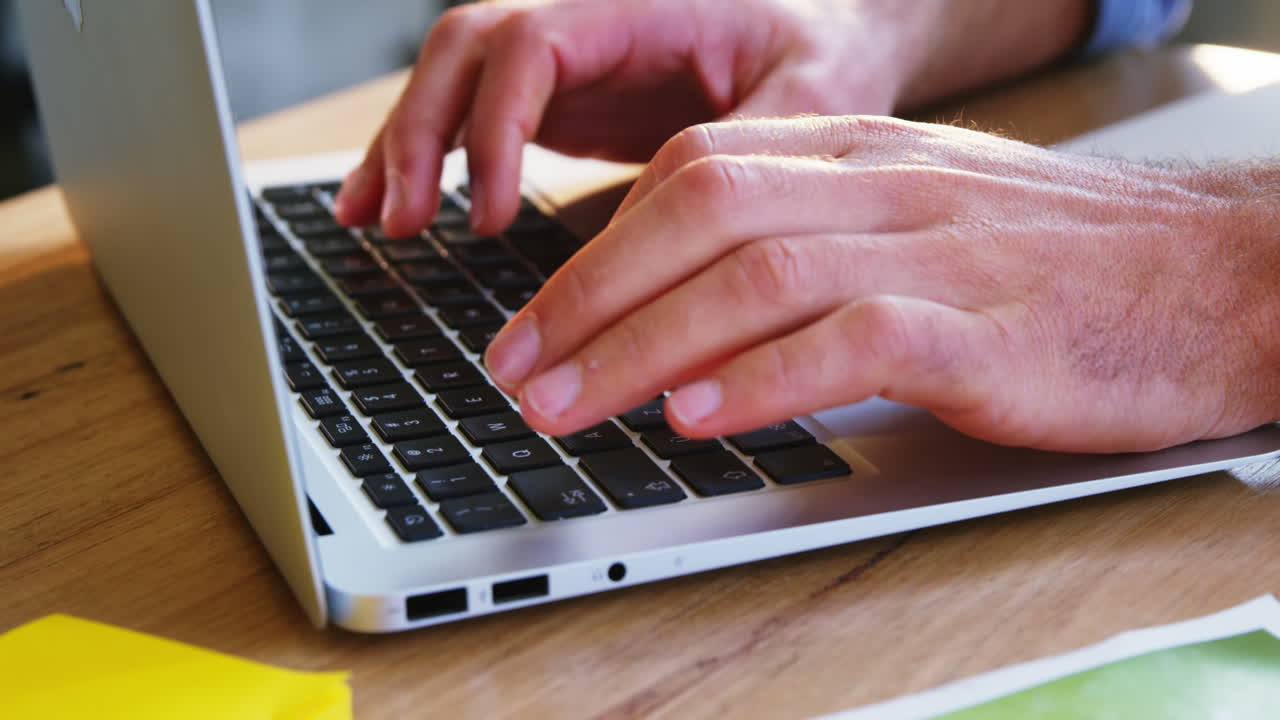 ejecutivo de negocios masculino usando computadora portátil