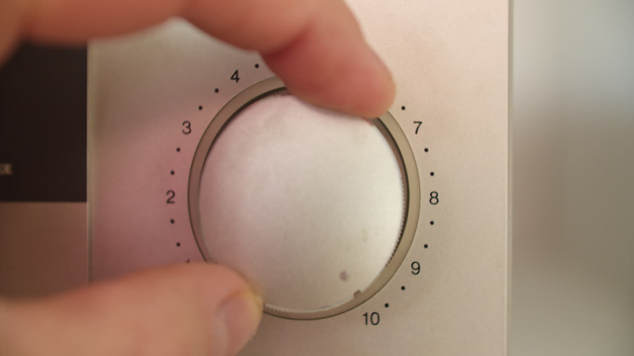 toma macro de ajustar el volumen hasta 10 en un viejo sistema estéreo vintage de plata