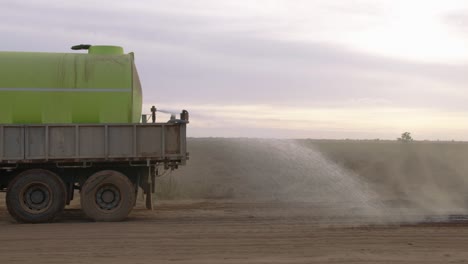 Cerca-De-Agua-Pulverizada-De-Un-Camión-De-Agua-En-Camino-Polvoriento