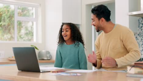 computadora portátil, e aprendizaje y padre con un niño hablando